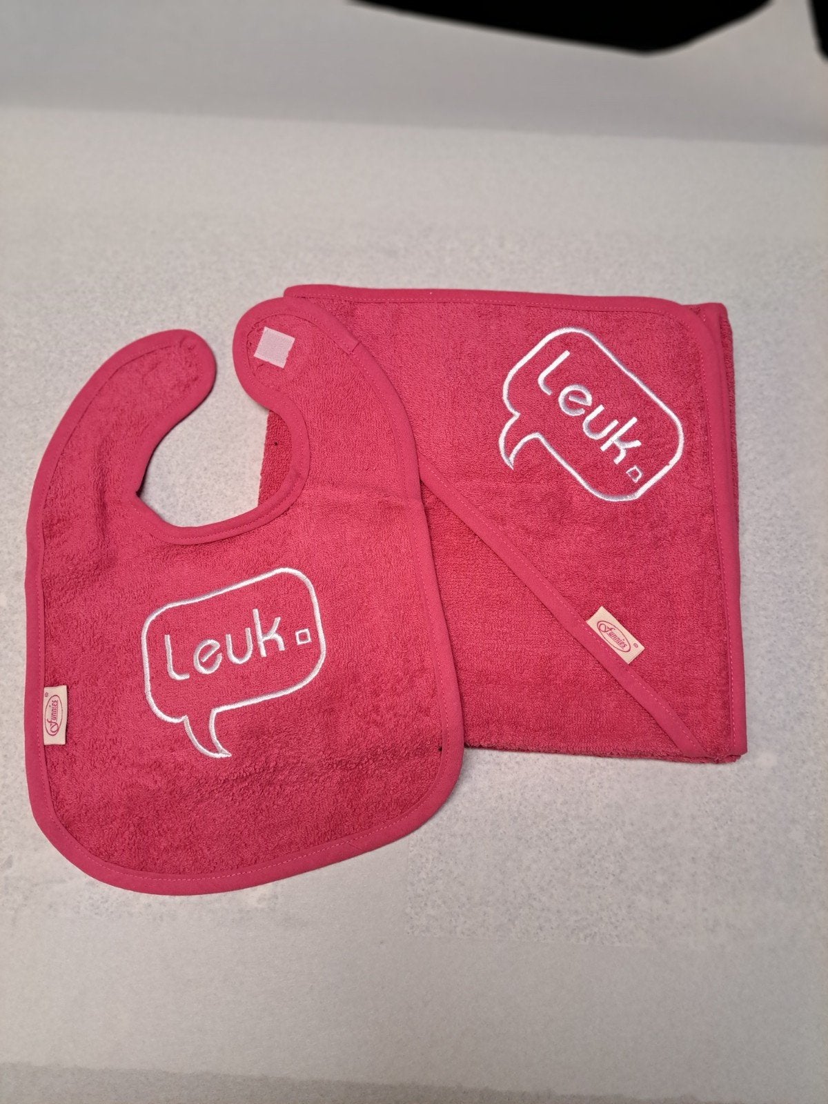NIEUW Badcape en slabbetje "Leuk", Ophalen of Verzenden, Nieuw, Kraamcadeau