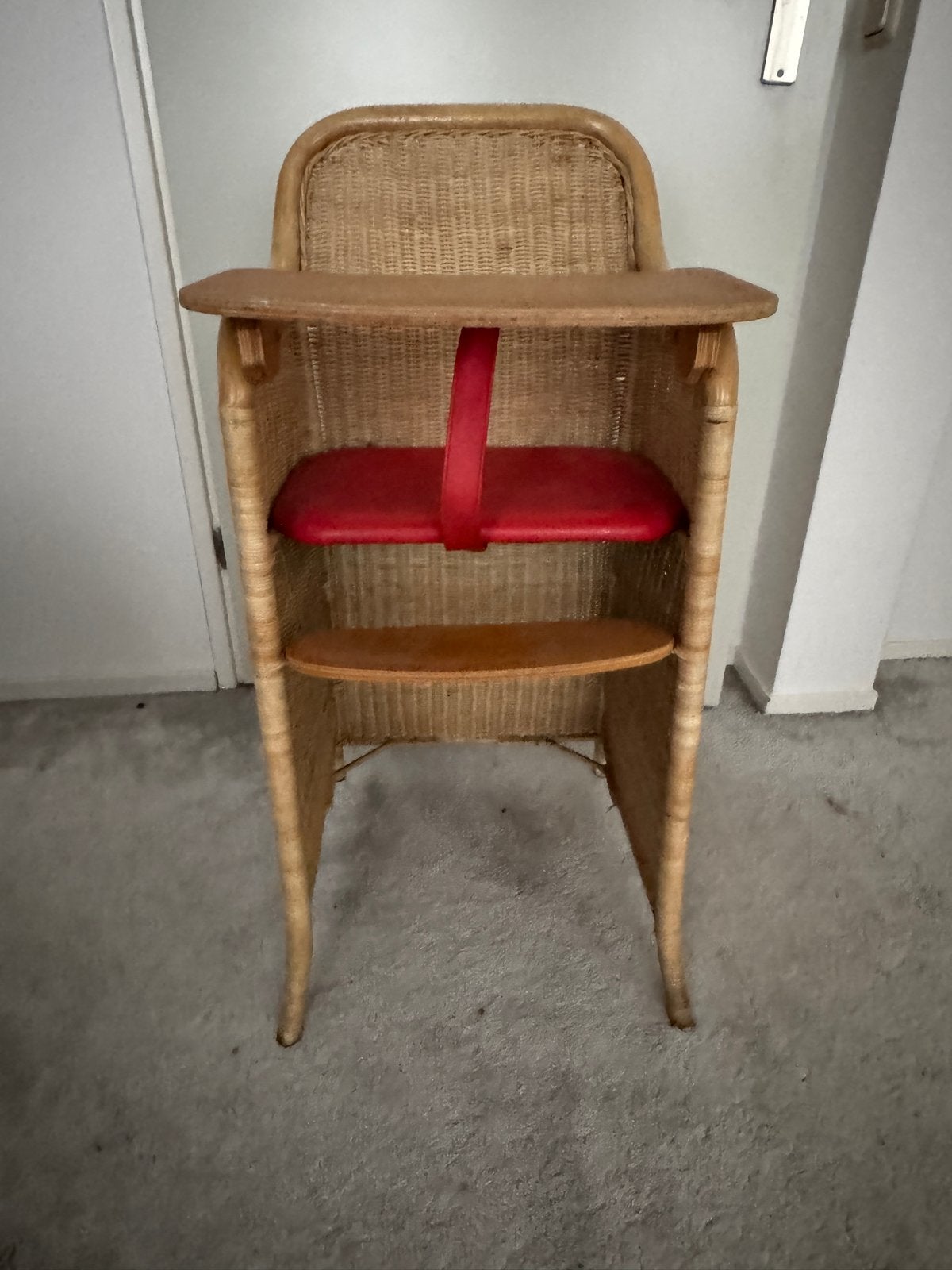 Jan de Bouvrie Vintage rotan kinderstoel met eetblad, Ophalen, Gebruikt, Overige typen, Afneembaar eetblad