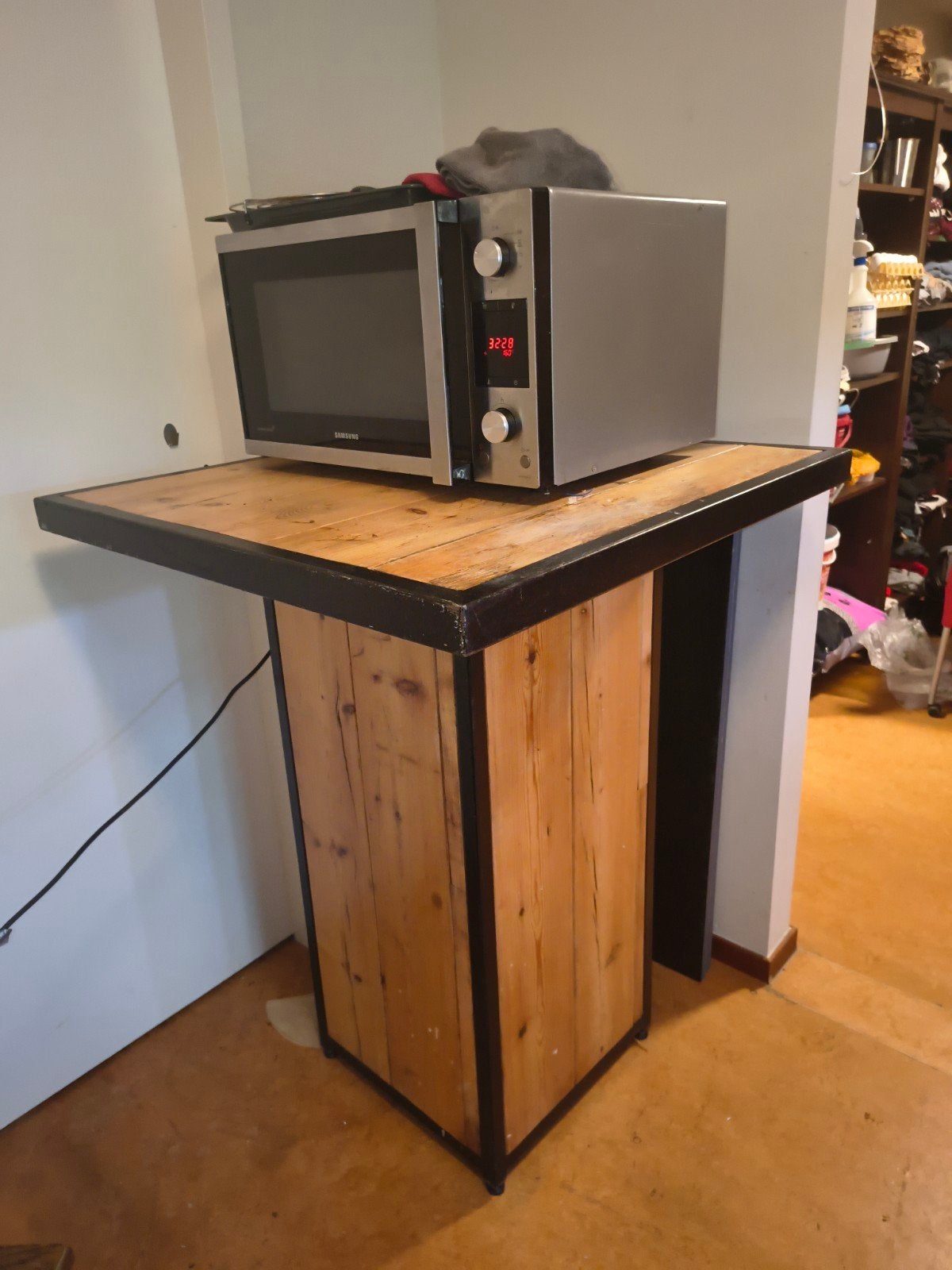Houten bartafel met metalen frame en stelpoten, Ophalen