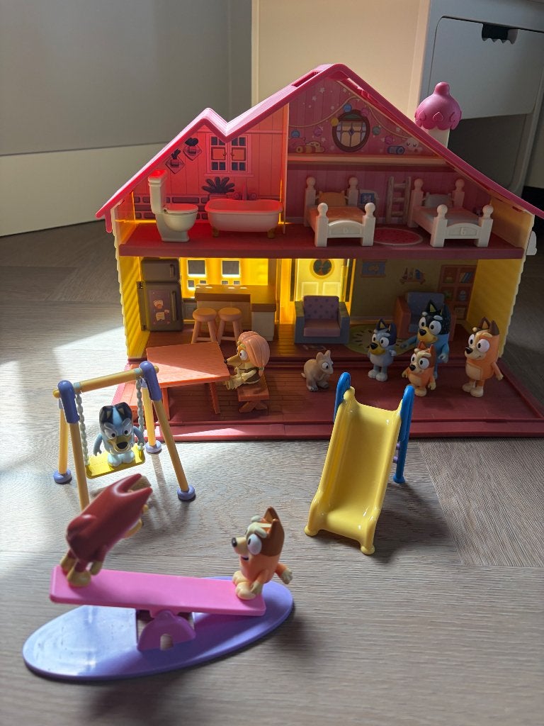 Poppenhuis van Bluey met speeltuin, Ophalen, Zo goed als nieuw, Poppenhuis