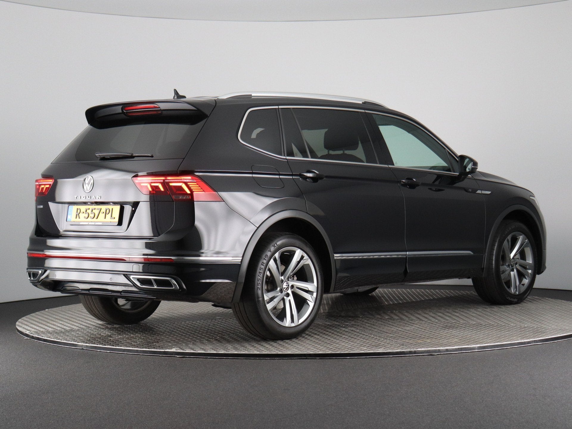 Volkswagen Tiguan Allspace 1.5 TSI R-Line Business+ (NL-Auto, Dealer onderhouden, Euro 6, 150 pk, Leder en Stof