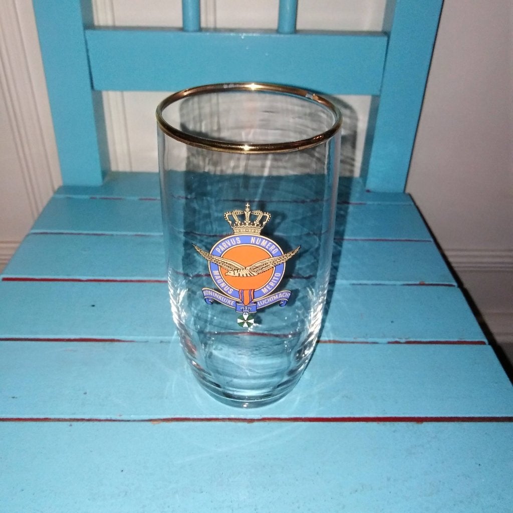 Bierglas Koninklijke Luchtmacht met embleem Parvus Numero, Verzamelen, Militaria | Algemeen, Ophalen, Luchtmacht, Nederland, Overige typen