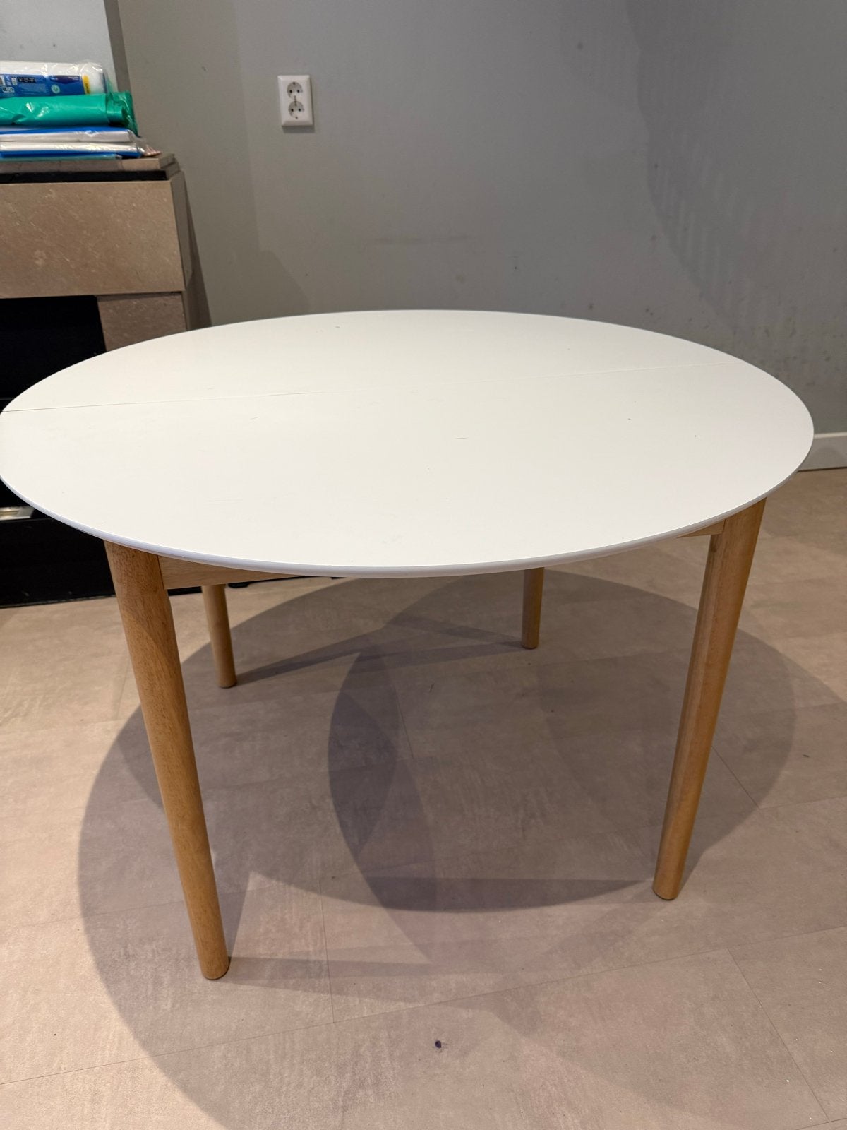 Jysk uitschuifbare tafel, wit met houten poten, Ophalen, Gebruikt, 100 tot 150 cm, 150 tot 200 cm