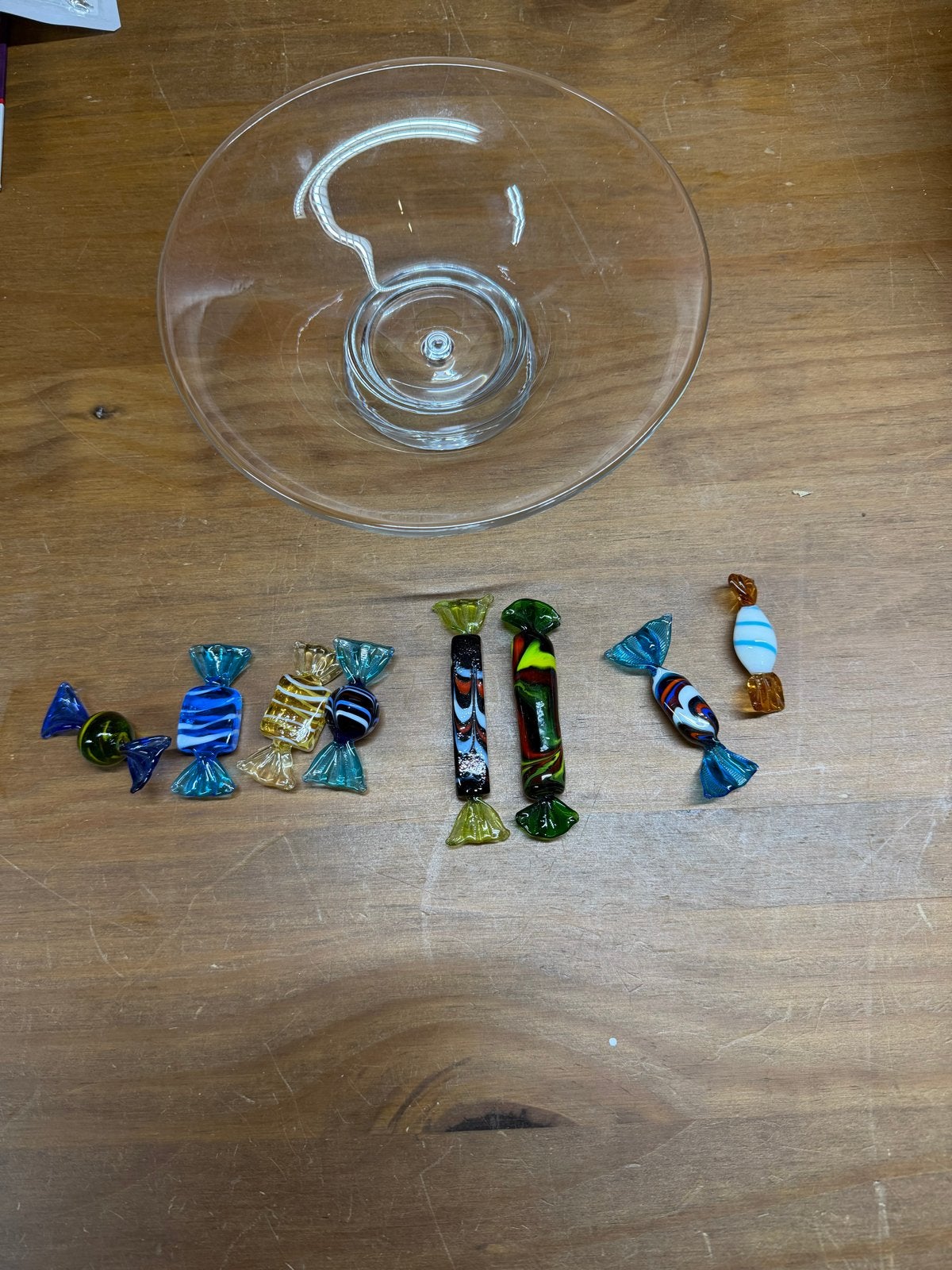 Glazen schaal met 8 decoratieve snoepjes, Antiek en Kunst, Ophalen of Verzenden