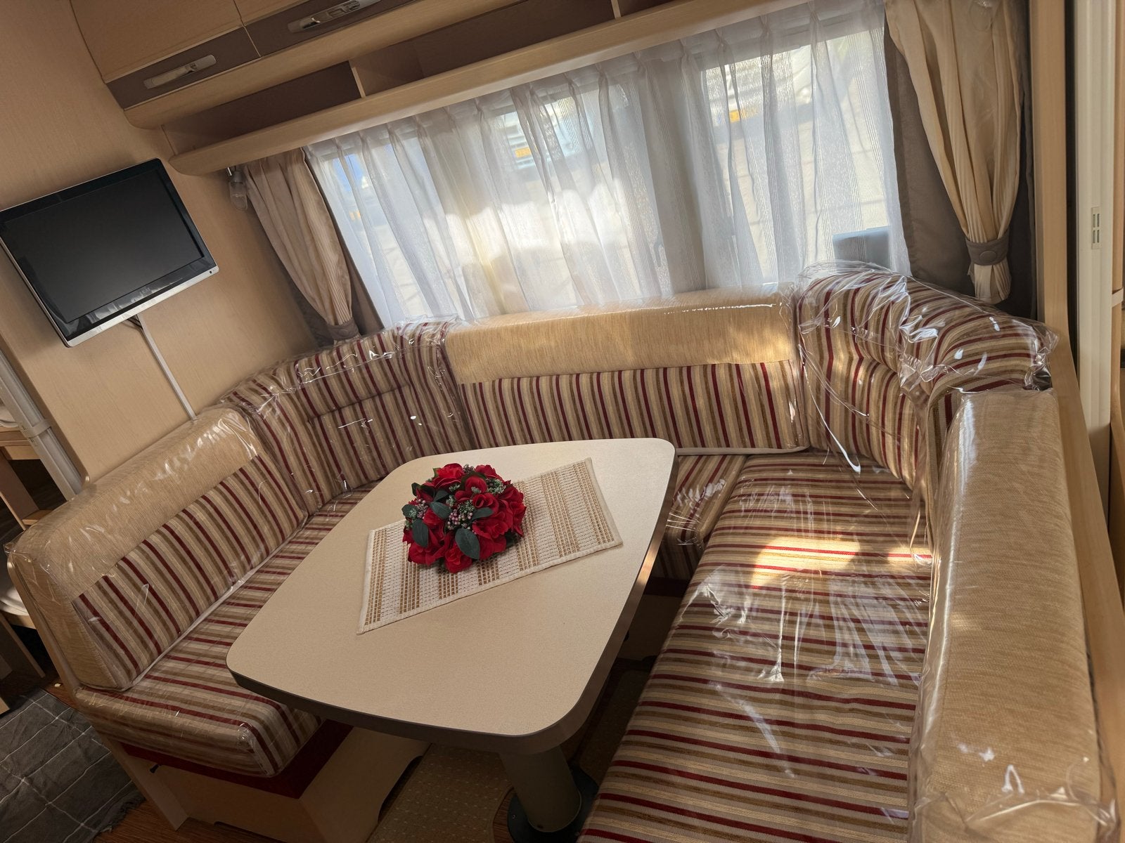 Ruime Hobby La Vita caravan met 6 slaapplaatsen bj 2010, Caravans en Kamperen, Caravans, Rondzit, Hobby, Frans bed, Particulier