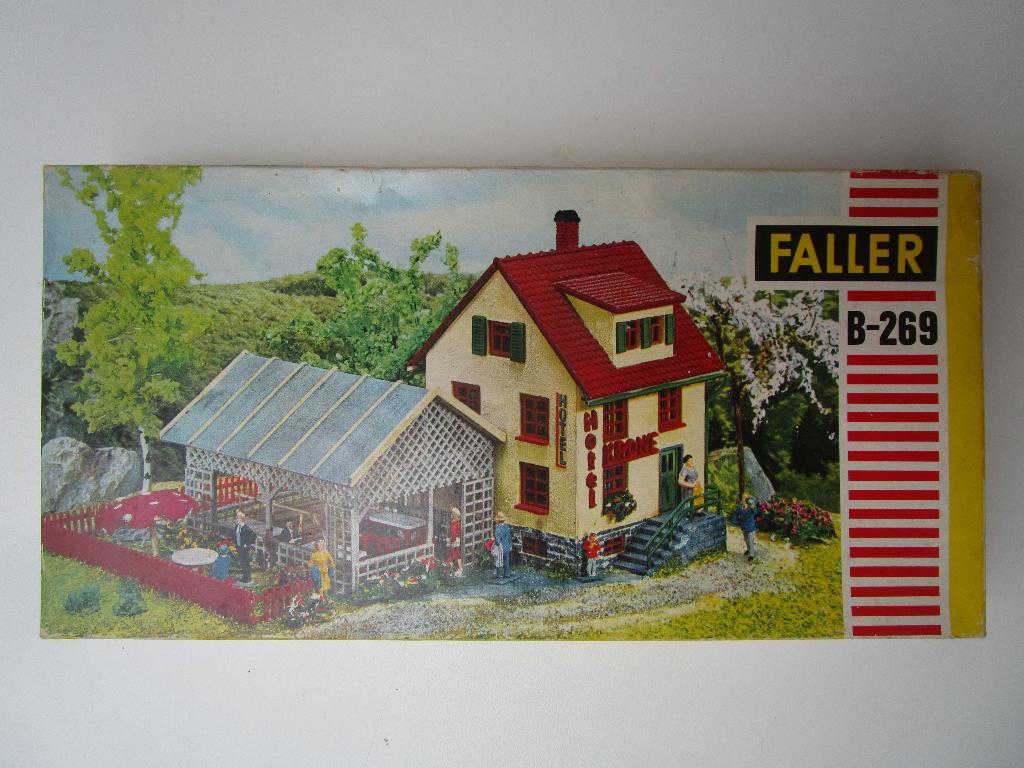 Faller B-269 hoterl restaurant, Hobby en Vrije tijd, Modeltreinen | H0, Overige merken, Gelijkstroom of Wisselstroom, Brug, Tunnel of Gebouw