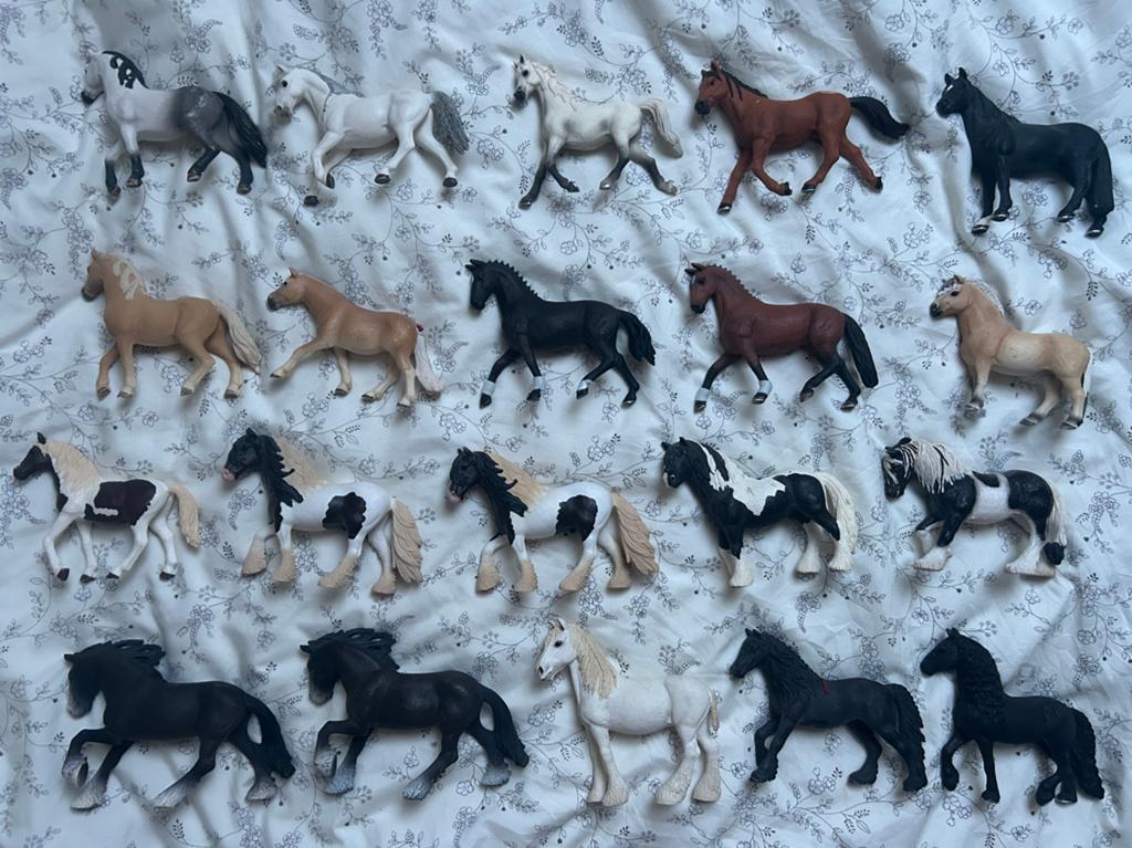 Schleich paarden, veulens en twee stallen te koop!, Ophalen of Verzenden