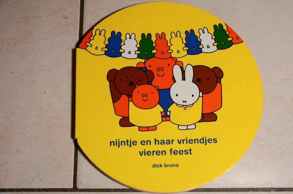 Nijntje en haar vriendjes vieren feest Dick Bruna, Ophalen of Verzenden, Zo goed als nieuw, 2 tot 3 jaar