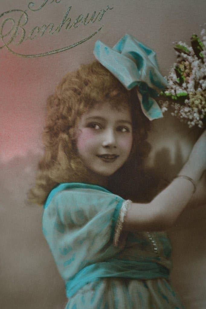 belgie 1910 meisje lang haar boeket lelietjes van dalen, Ophalen of Verzenden, Voor 1920, Gelopen, Sterren en Beroemdheden