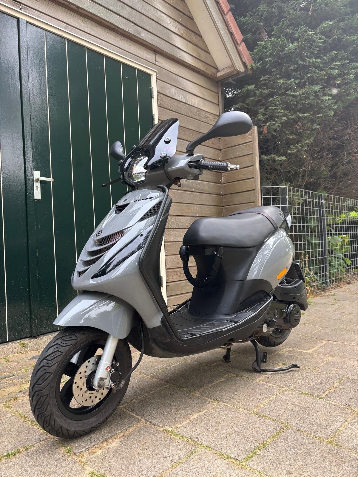 Piaggio Zip 50 Nardo Grey in perfecte staat, Fietsen en Brommers, Scooters | Piaggio, Ophalen, Zo goed als nieuw, Benzine, Zip