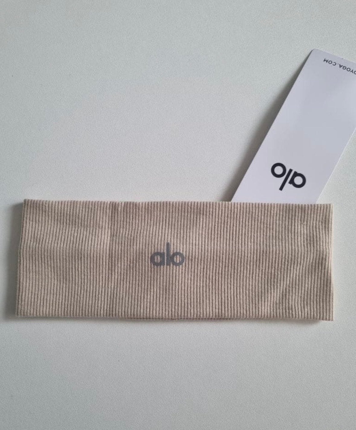 Nieuwe ALO Yoga haarband Beige, Kleding | Dames, Ophalen of Verzenden, Nieuw