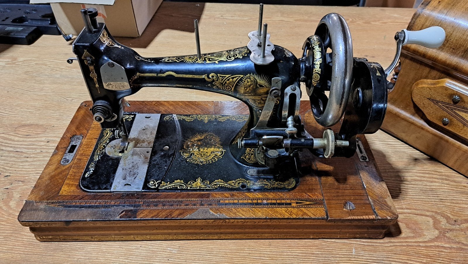 Antieke Naaimachine met Houten Koffer - Decoratief, Ophalen