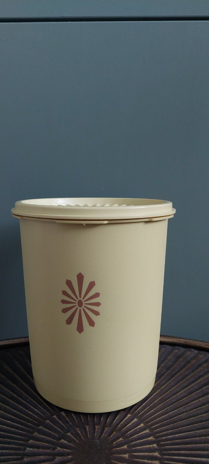 Vintage Tupperware Bus/Trommel pastel geel met Bloemmotief, Gebruikt, Ophalen of Verzenden, Bus of Trommel, Crème