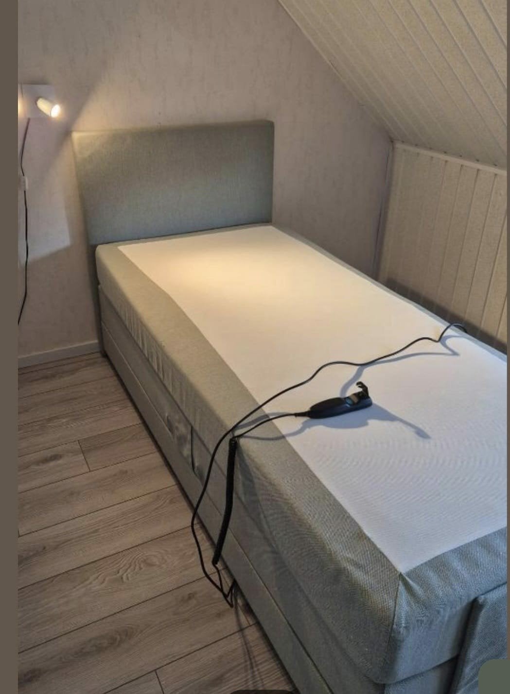 Bezorging is mogelijk 90x200 inzgs elektrisch boxspring bed, 90 cm, Eenpersoons, Ophalen of Verzenden, Zo goed als nieuw