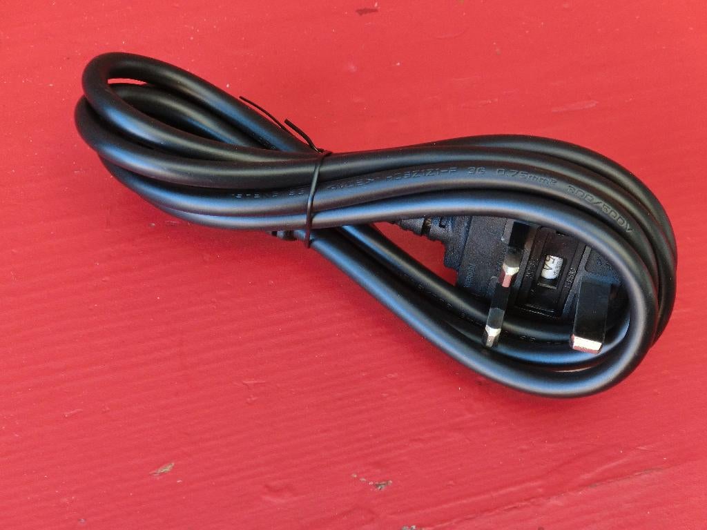Kabel UK C13 naar drie pins, Computers en Software, Pc- en Netwerkkabels, Ophalen of Verzenden, Nieuw