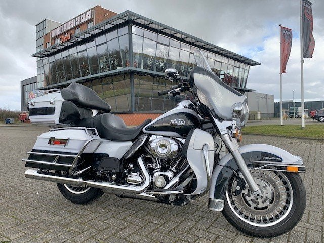 Harley-Davidson FLHTCU ULTRA FLHTK LIMITED (bj 2010), Dopplerlaan 26
9207 HC  Drachten, NL, H-D Benelux B.V., Bedrijf, Info@m-point.frl