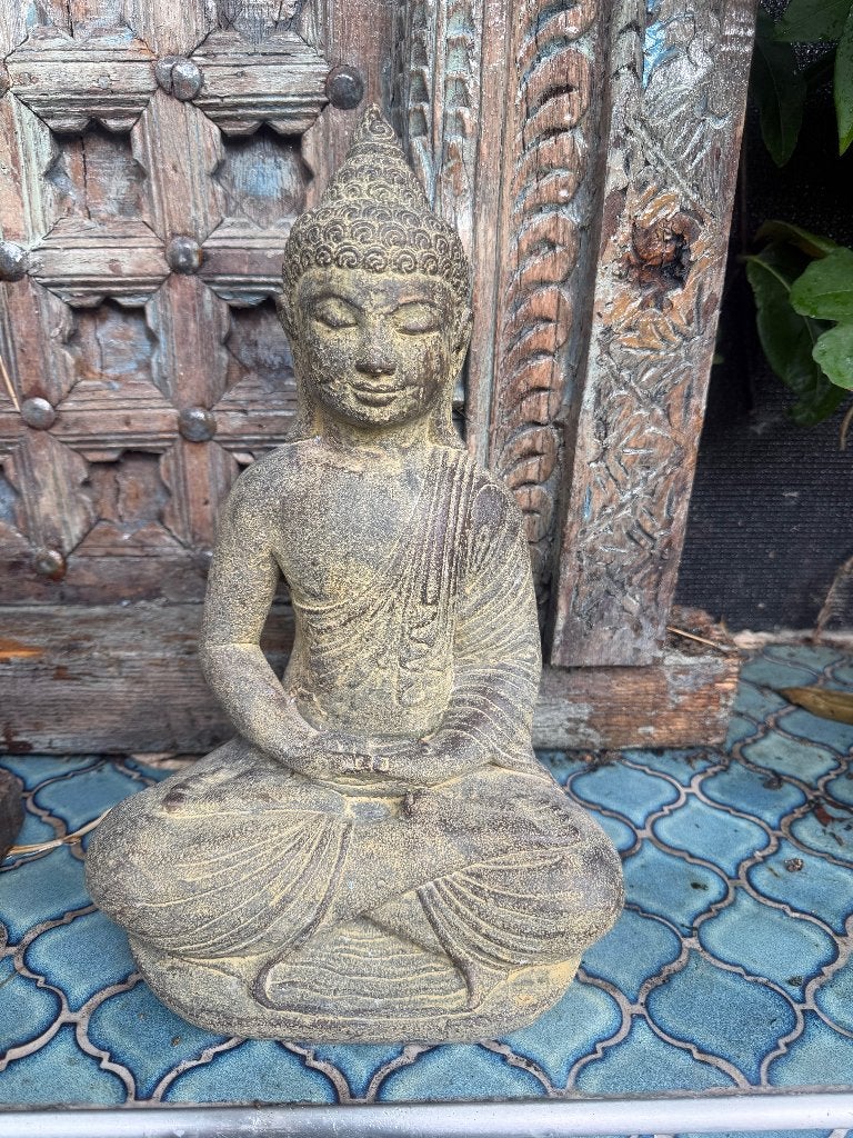 Zandsteen boeddha uit Bali Indonesie, Huis en Inrichting, Verburgt Vintage, Massief, Steen/keramiek, 31 cm