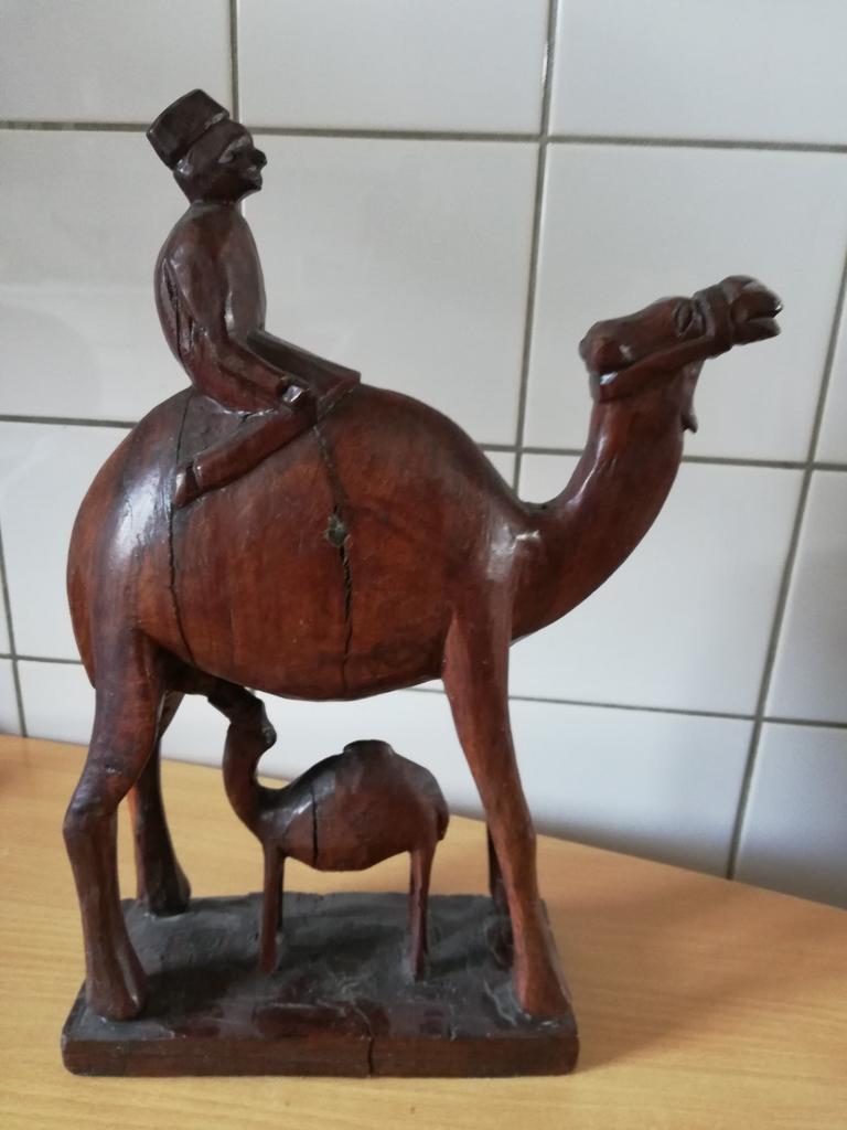 Dromedaris met kalf. Houtsnijwerk. Ca '20/'40. 36 cm., Antiek en Kunst, Ophalen, Houtsnijwerk, 20 - 50 cm, Hout