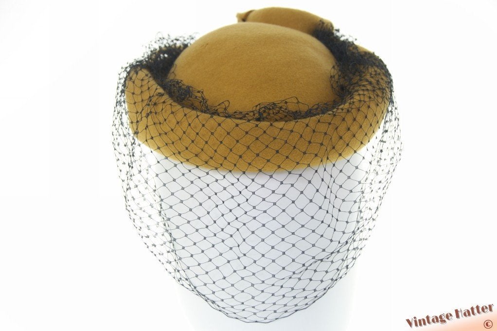 vintage Dames pillbox cocktailhoed mosterdgroen 55-56 = S, Ophalen of Verzenden, Zo goed als nieuw, 55 cm (S, 6⅞ inch) of minder
