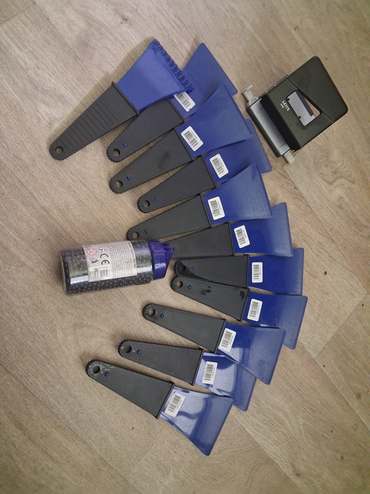 11 ijs schrapers en 2000 ronde kogeltjes en gaten prikker, Ophalen of Verzenden, Nieuw
