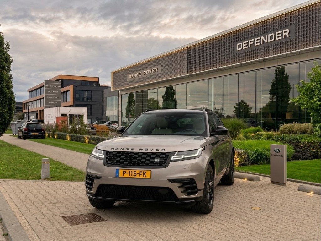 Range Rover Velar P400e 404pk AWD - pano, Auto's, Automaat, 2174 kg, Beige, Range Rover Velar