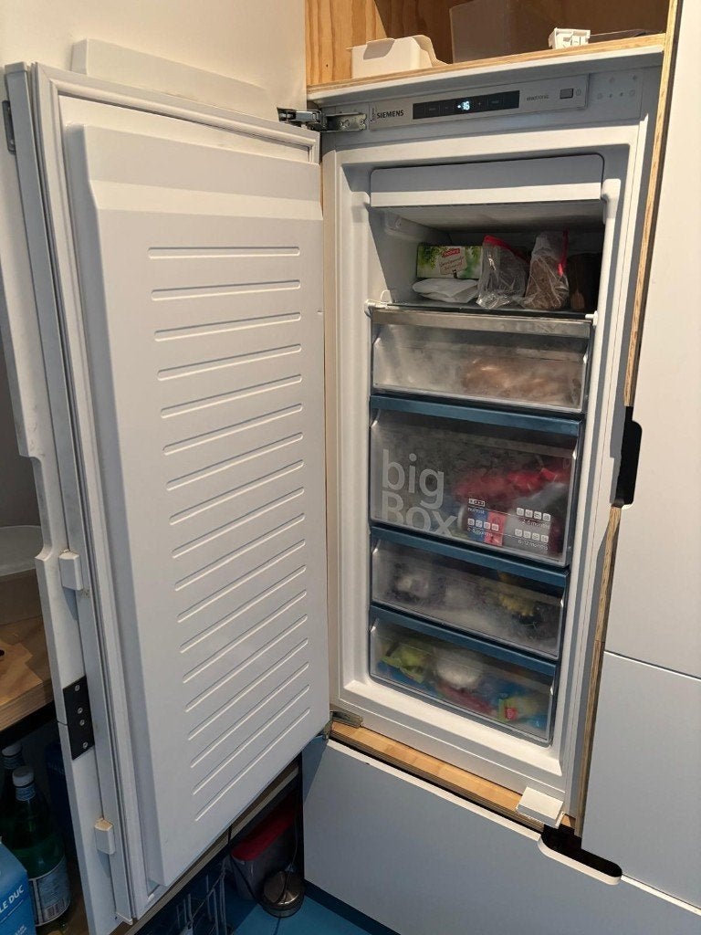 SIEMENS - Inbouw vriezer  Vlakscharnier met softClose, Witgoed en Apparatuur, Vriezers en Diepvrieskisten, 120 tot 140 cm, Minder dan 60 cm