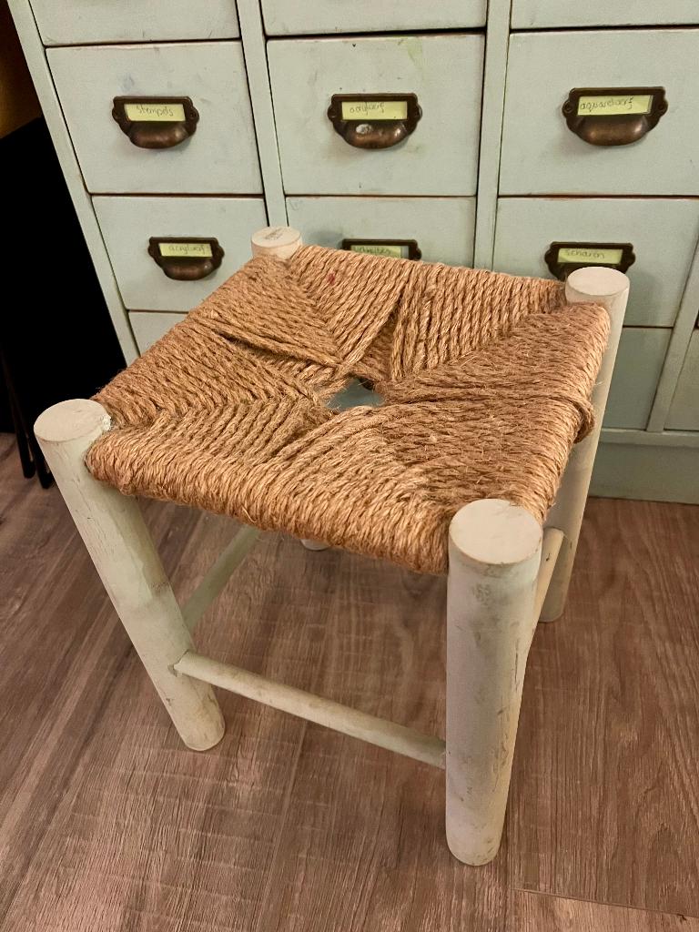 Vintage brocante blauw houten krukje gevlochten sisal touw, Ophalen of Verzenden, Gebruikt, Hout