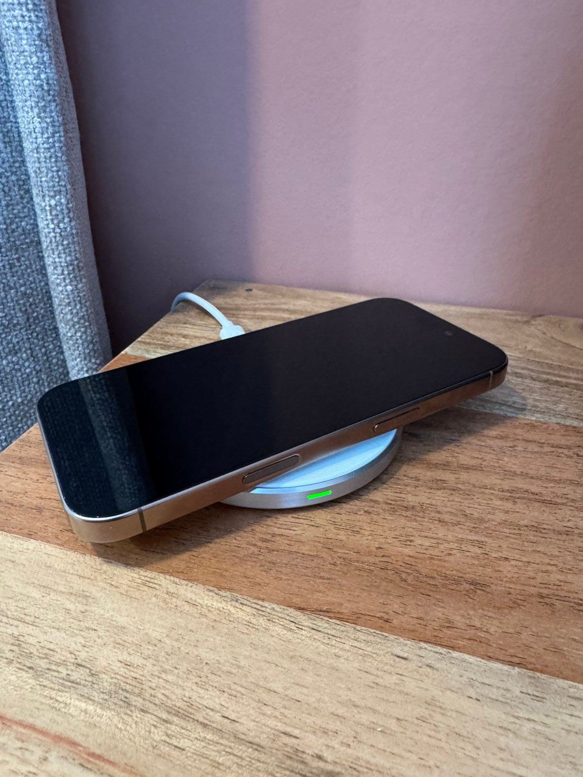 Beoplay wireless charging pad, Telecommunicatie, Mobiele telefoons | Telefoon-opladers, Ophalen of Verzenden, Apple iPhone