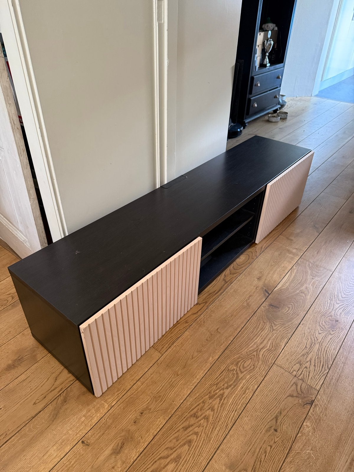 Modern zwart tv-meubel met houten accenten, Ophalen, Gebruikt, 150 tot 200 cm, Minder dan 100 cm