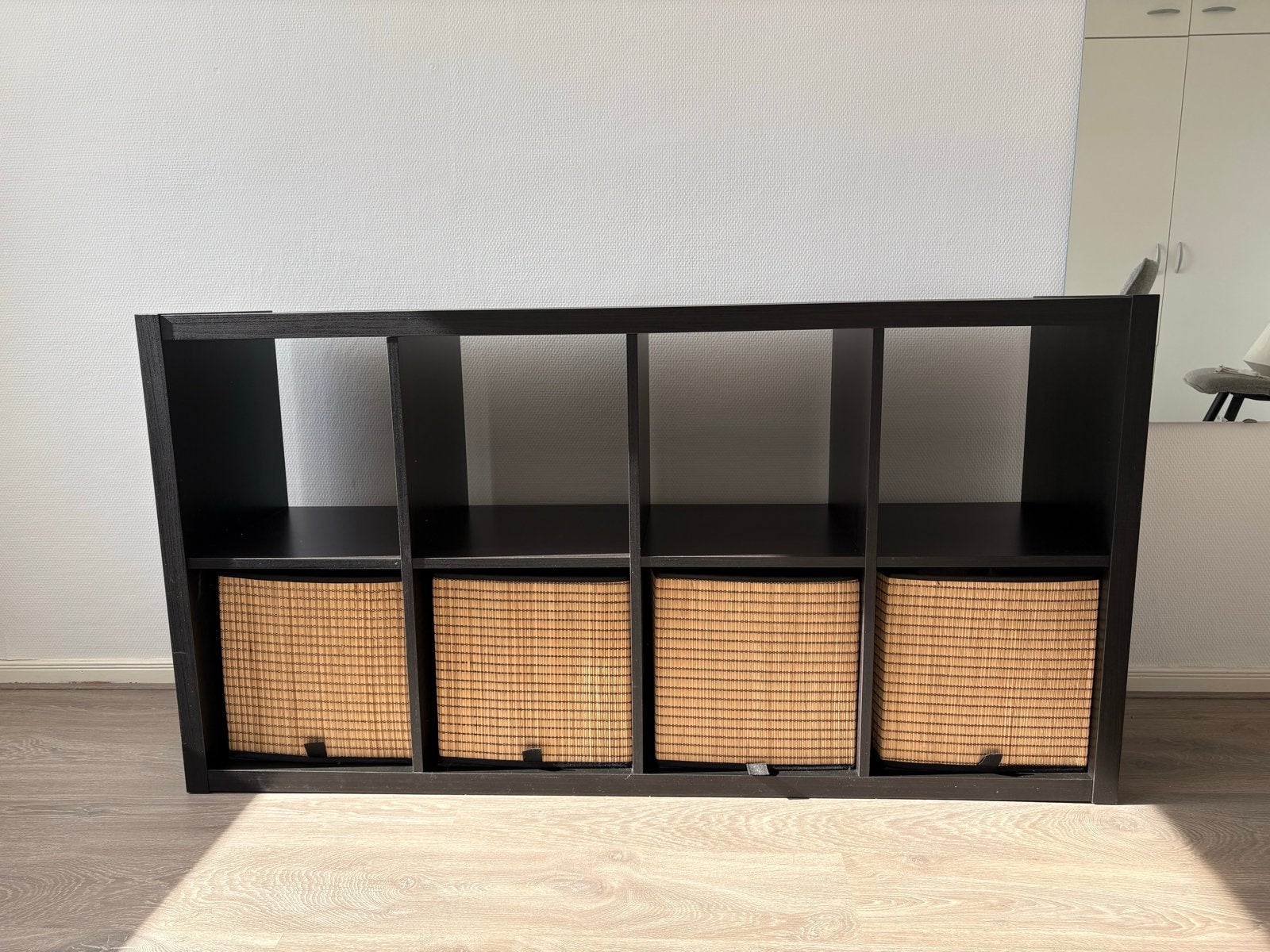 IKEA Kallax Kast Zwartbruin met 4 Manden, Huis en Inrichting, Met plank(en), 100 tot 150 cm, Ophalen of Verzenden, Zo goed als nieuw