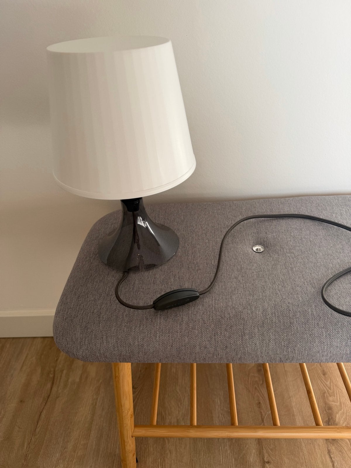 Moderne tafellamp met witte kap en donkere voet, Huis en Inrichting, Ophalen, Gebruikt, Wit, Schemerlamp