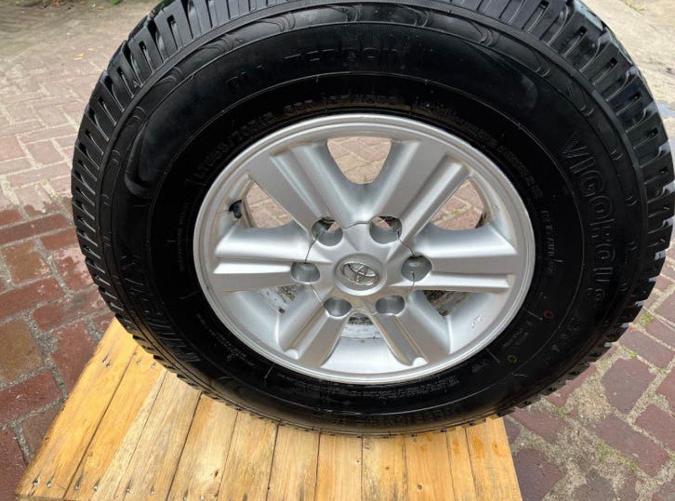 4 originele Aluminium velgen Toyota Hilux 255 / 70 R15 band, Ophalen, All Season, Banden en Velgen