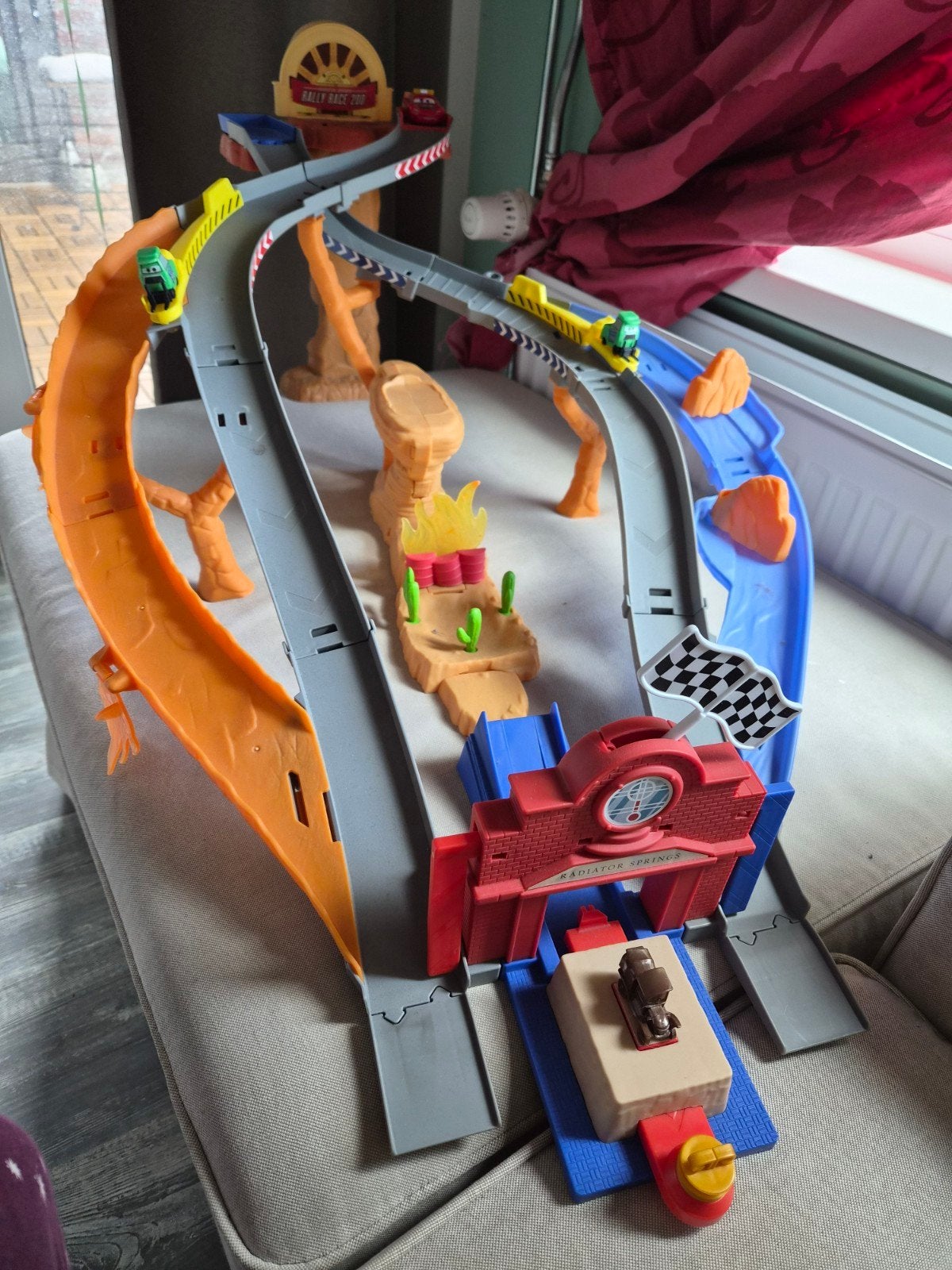 Cars racebaan, Kinderen en Baby's, Speelgoed | Racebanen, Racebaan, Zo goed als nieuw, Handmatig, Ophalen