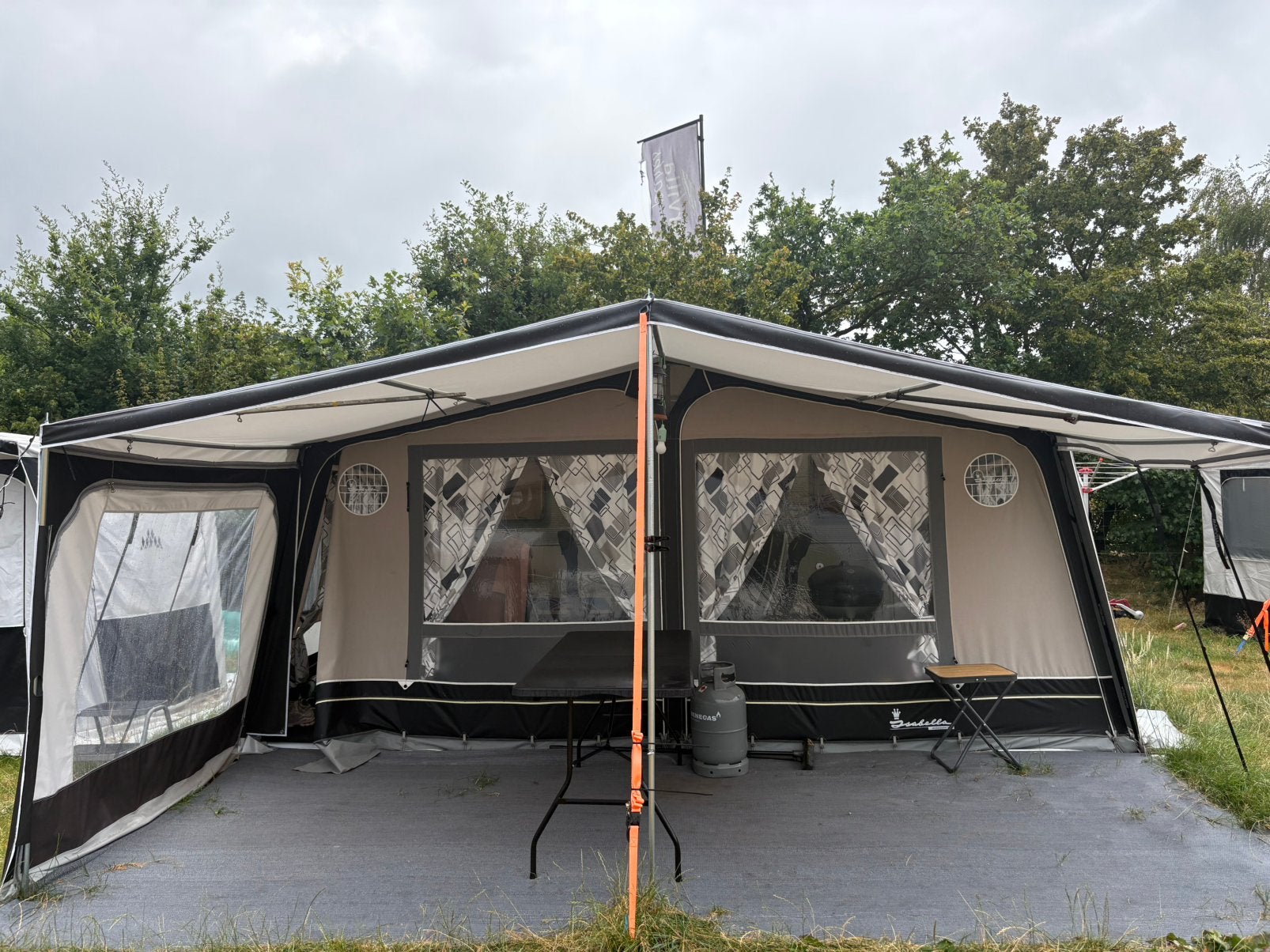 Dethleffs Caravan + Isabella voortent / met compl inventaris, Overige typen, Rondzit, Koelkast, Particulier