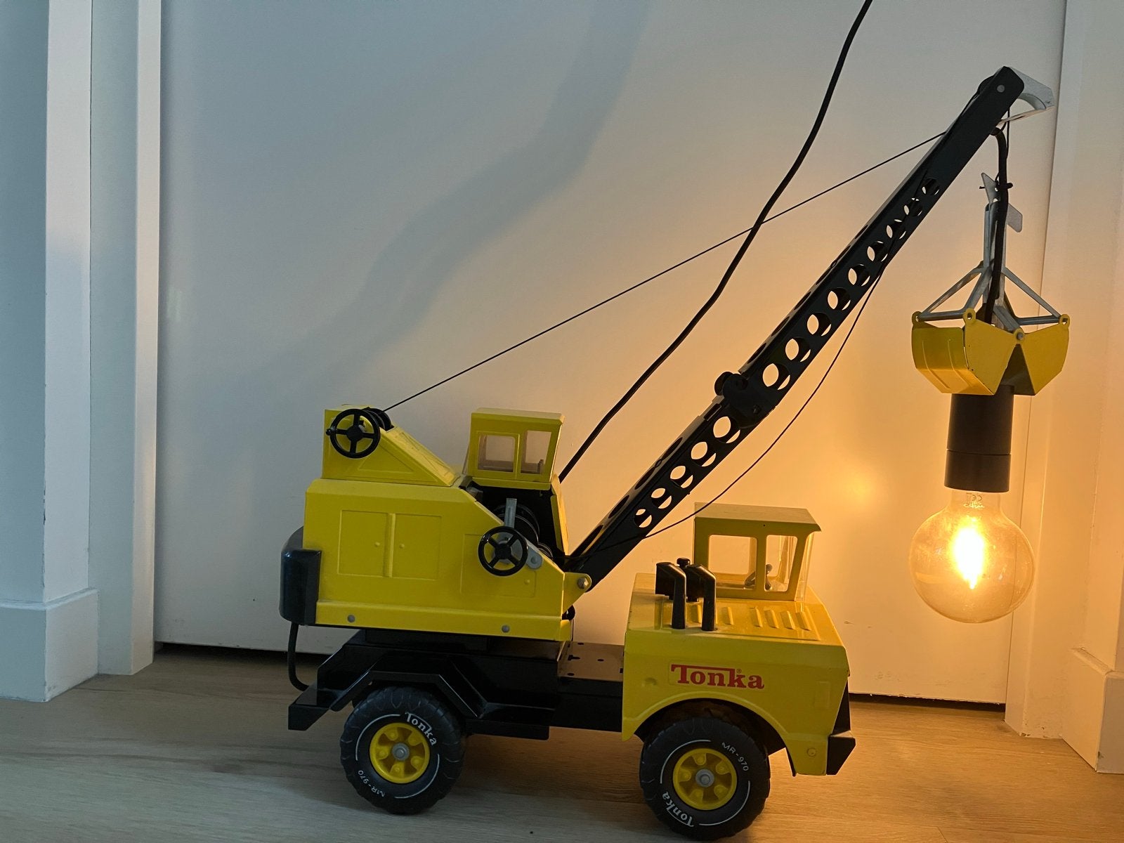 Unieke handgemaakte Tonka kraanwagen lamp, Overige merken, Gebruikt, Geel, E27 (groot)