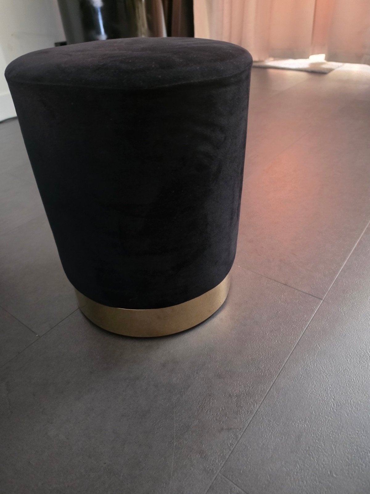Zwarte fluwelen poef met gouden accent, Ophalen, Modern, Luxe, Glamour, Zwart, Zo goed als nieuw