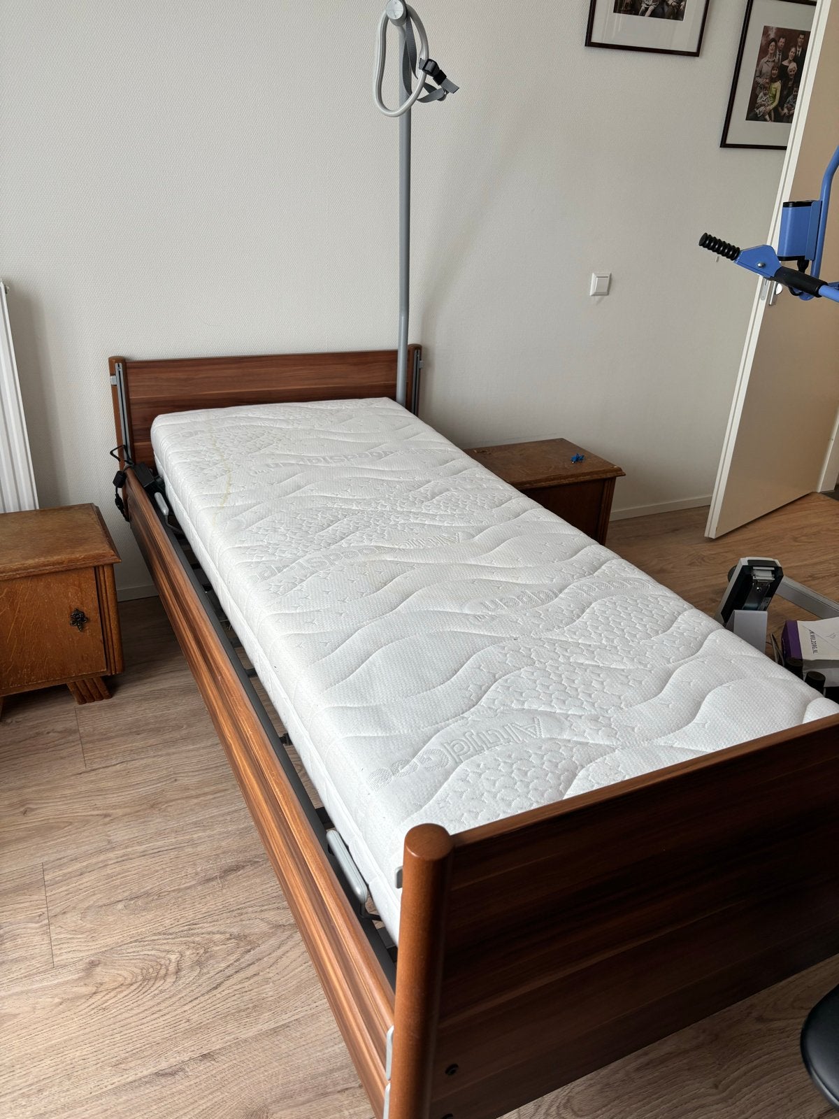 Verstelbaar eenpersoonsbed met matras en papegaai MOET WEG, Huis en Inrichting, Slaapkamer | Bedden, Ophalen, Eenpersoons, Bruin