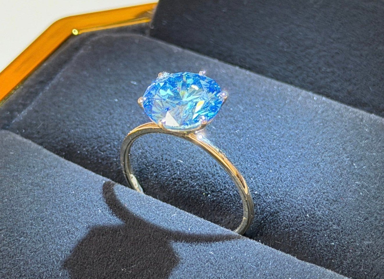Gouden ring Vivid Blue diamant 3.51ct! retailwaarde €6200!, Nieuw, Ophalen of Verzenden, 17 tot 18, Met edelsteen