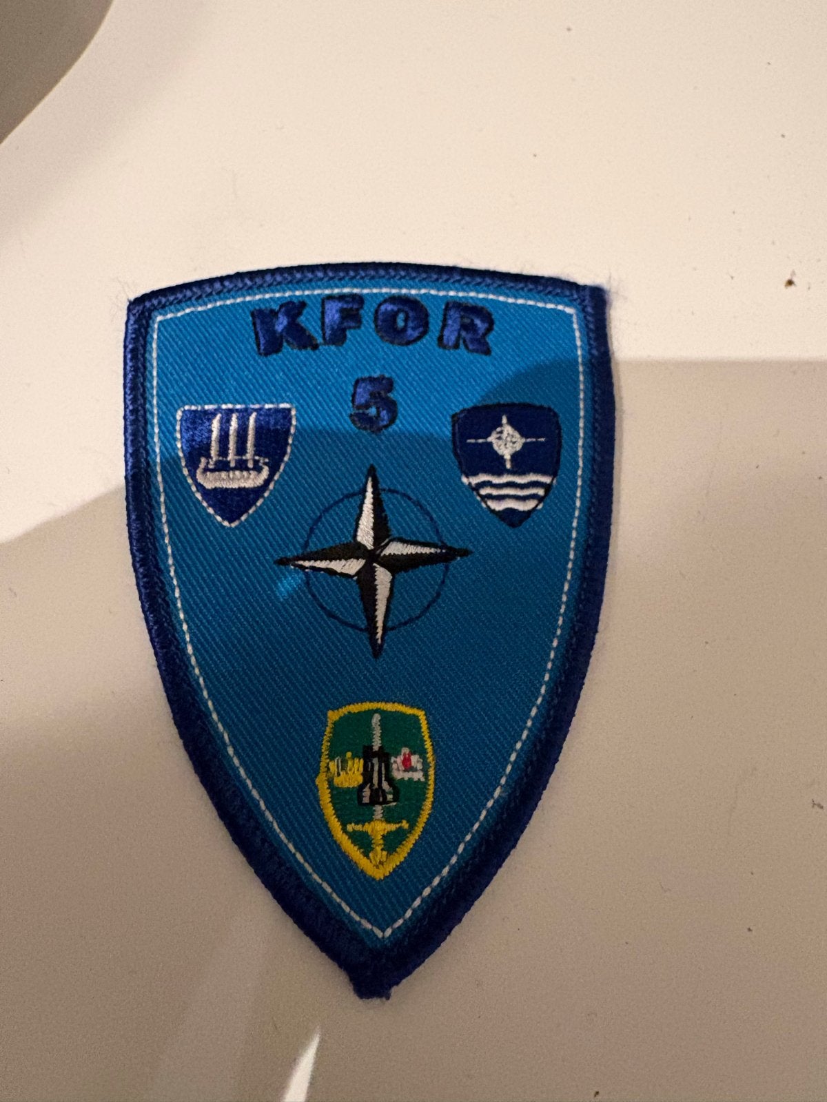 KFOR 5 NATO Embleem - Militaire Patch, Verzamelen, Verzenden, Landmacht, Overige gebieden, Embleem of Badge