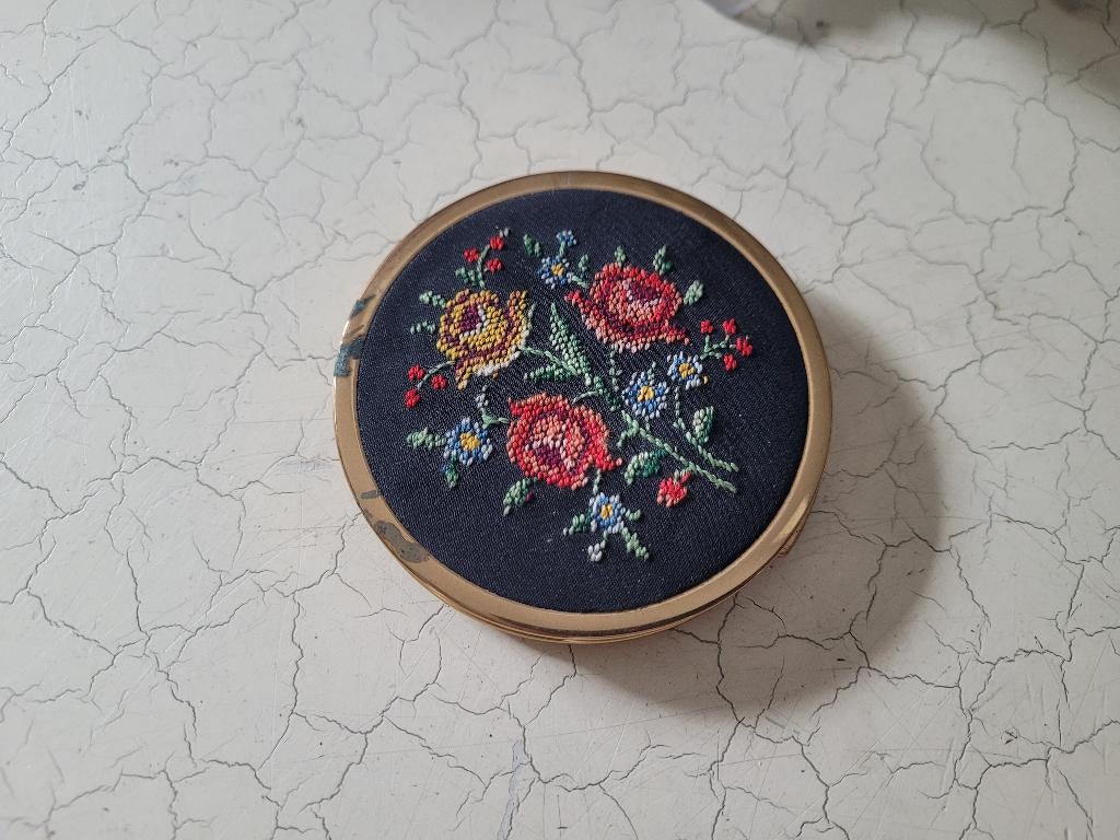 Bijna antieke poederdoos met petit point borduurwerk