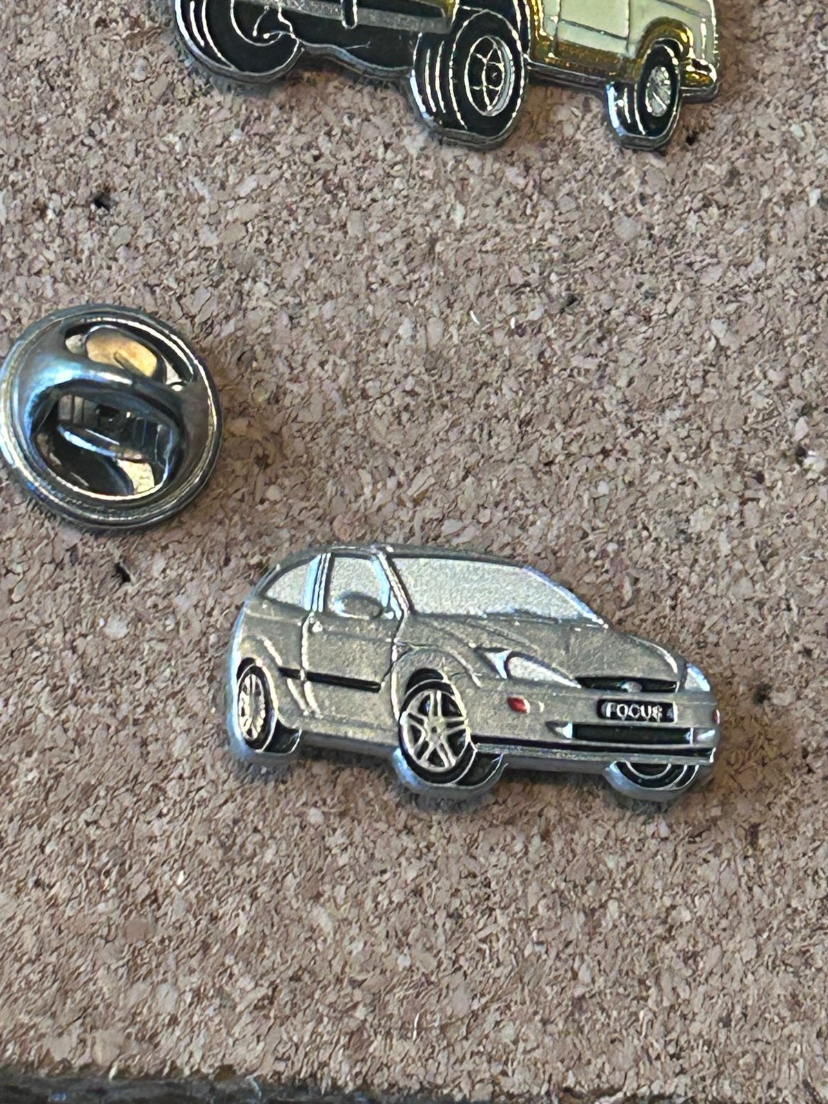 Ford Focus Auto Pin Badge - Zilverkleurig, Ophalen of Verzenden, Zo goed als nieuw, Transport, Speldje of Pin