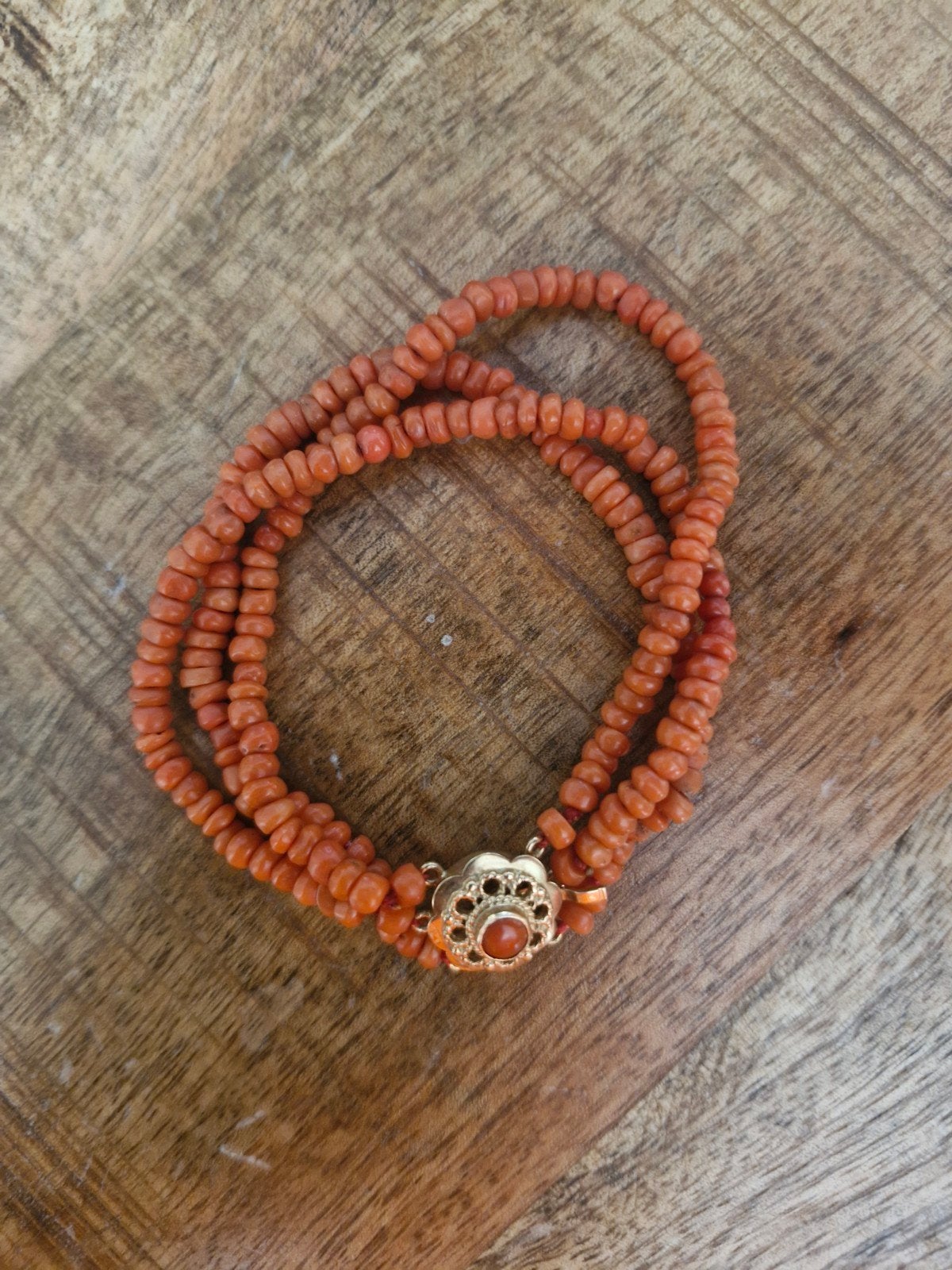Prachtige bloedkoraal armband met gouden slot, Ophalen of Verzenden, Rood, Goud, Met bedels of kralen