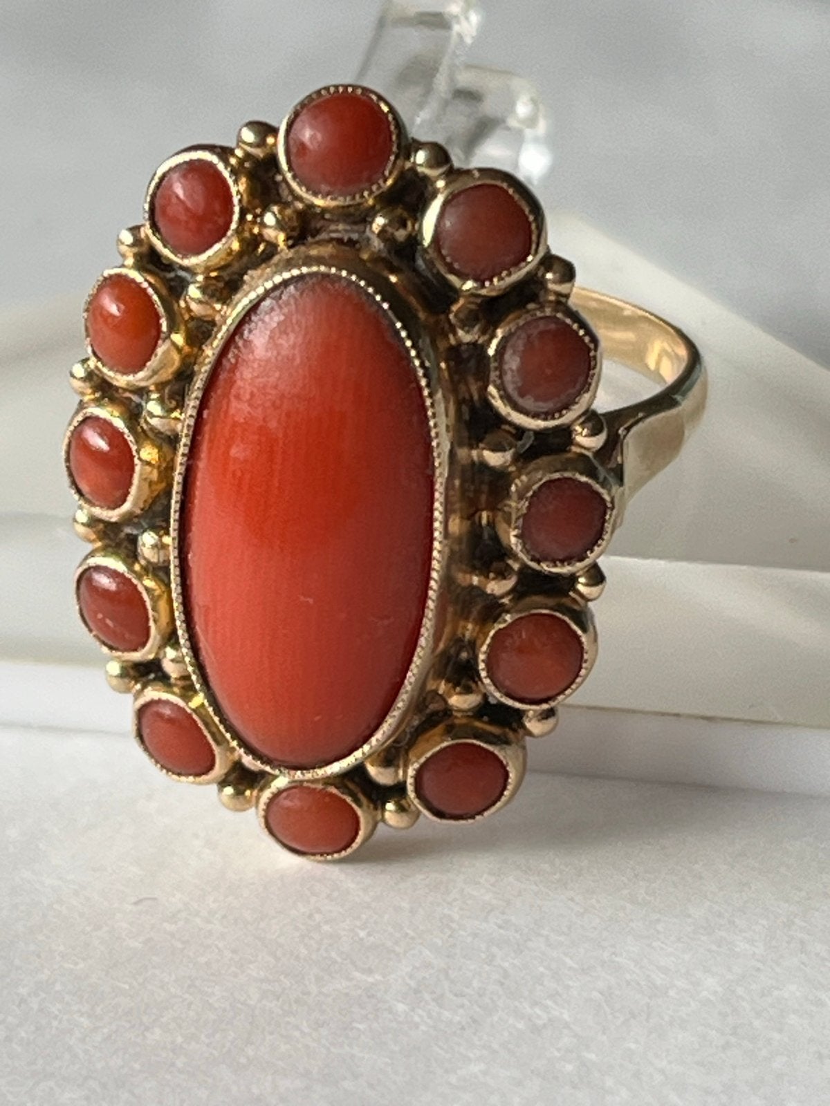 Gouden Bloedkoraal Ring - Gekeurd 585 - Maat 17,25, Sieraden, Tassen en Uiterlijk, Ringen, Verzenden, Zo goed als nieuw, 17 tot 18
