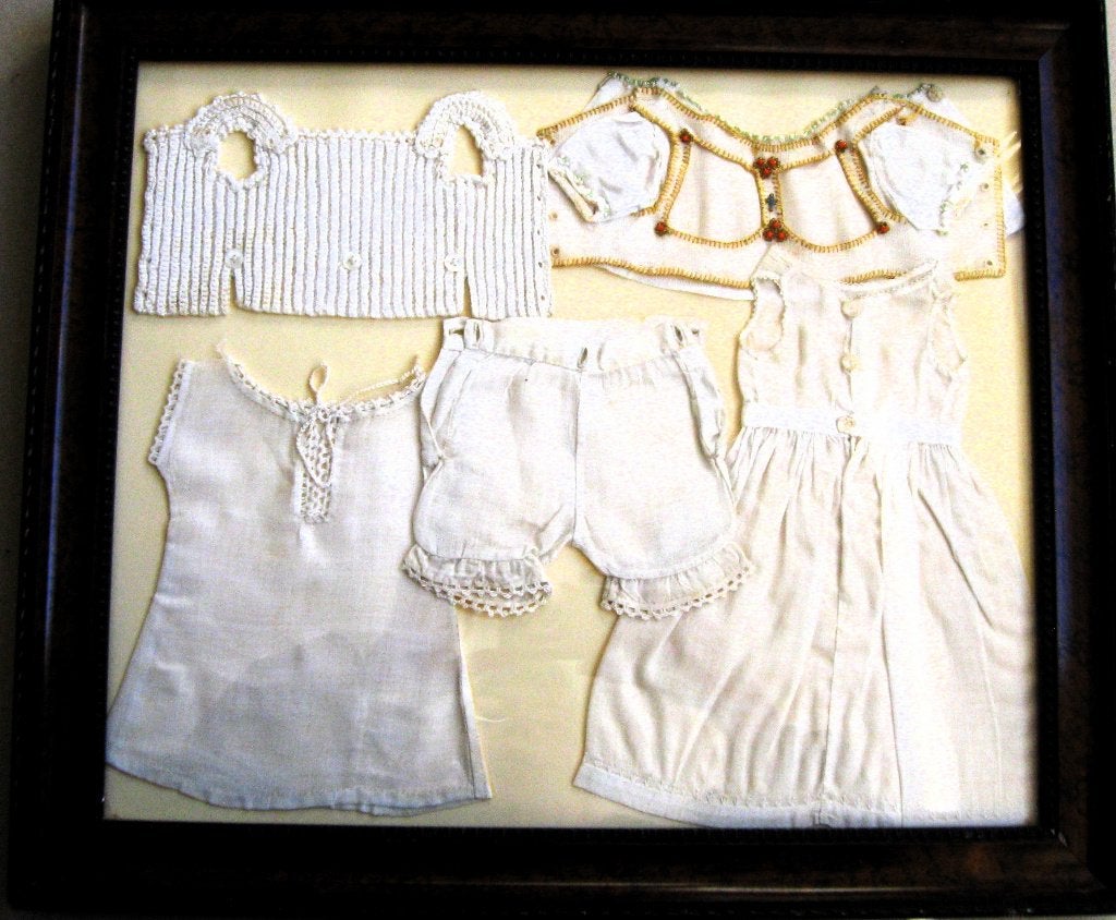 Handwerk-examen: ingelijste uitzet poppenkleertjes ca.1900, Antiek en Kunst, Ophalen of Verzenden