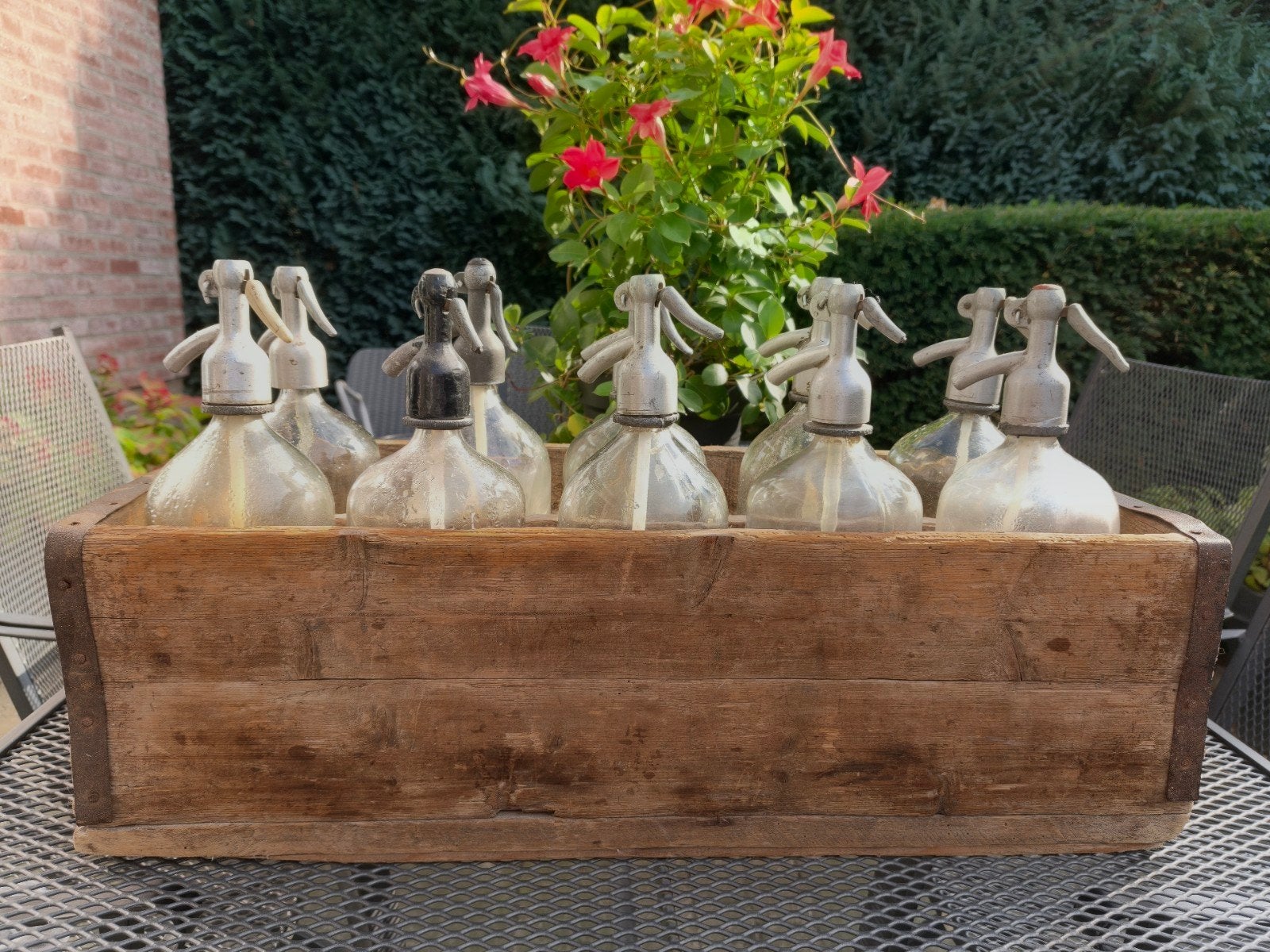 Oude houten krat met 10 vintage spuitflessen, Ophalen