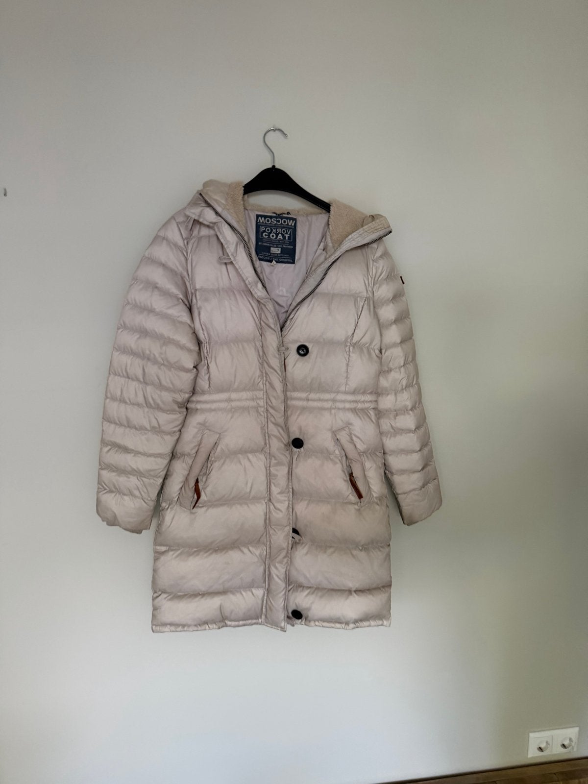 Moscow Coat donsjas - Maat L, Kleding | Dames, Ophalen of Verzenden, Gedragen, Maat 42/44 (L), Beige