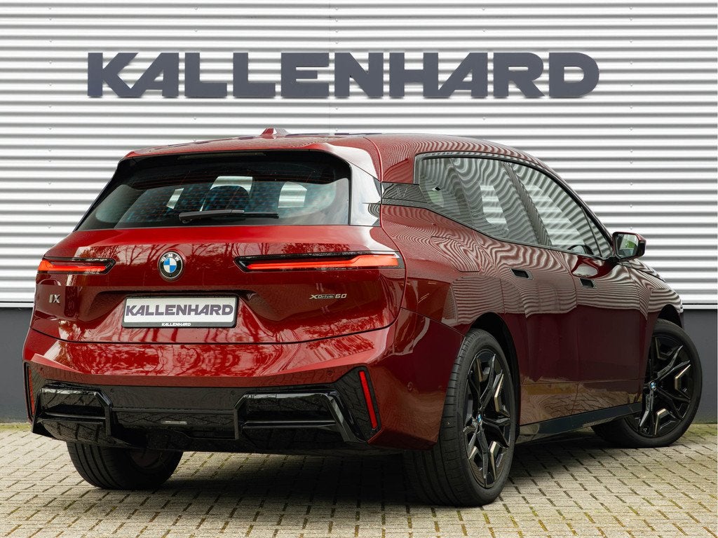 BMW iX xDrive60 112kWh - M-Sport - Trekhaak - ACC- Harman Ka, Auto's, BMW, 12 maanden, Automatische klimaatregeling, Zwart, Origineel Nederlands