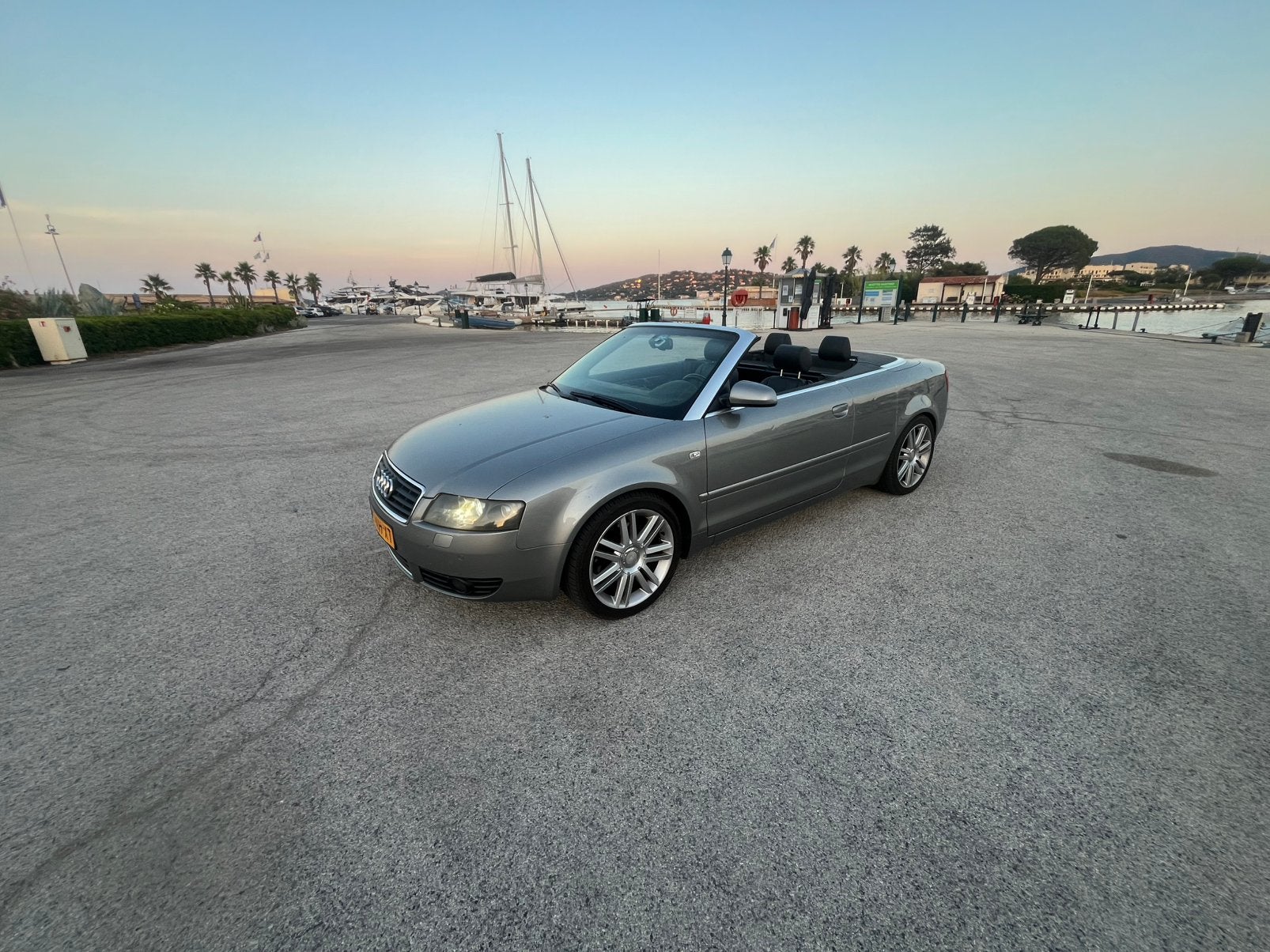 Audi A4 2.4 V6 125KW Cabrio AUT 2003 Grijs, Auto's, Audi, Zwart, 4 stoelen, A4, Particulier