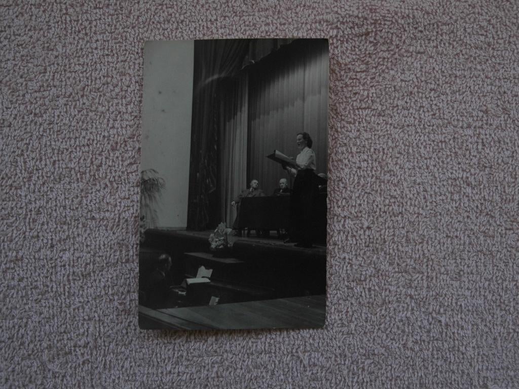 Friesland - Omke Lammert speelt onder., Gebruikt, Foto, Ophalen of Verzenden, Voor 1940