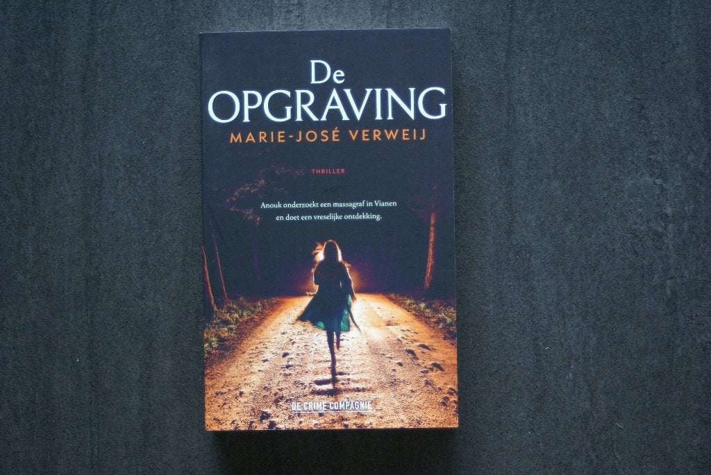 DE OPGRAVING..... Marie-Josè Verweij... (2025), Boeken, Thrillers, Zo goed als nieuw, Ophalen of Verzenden